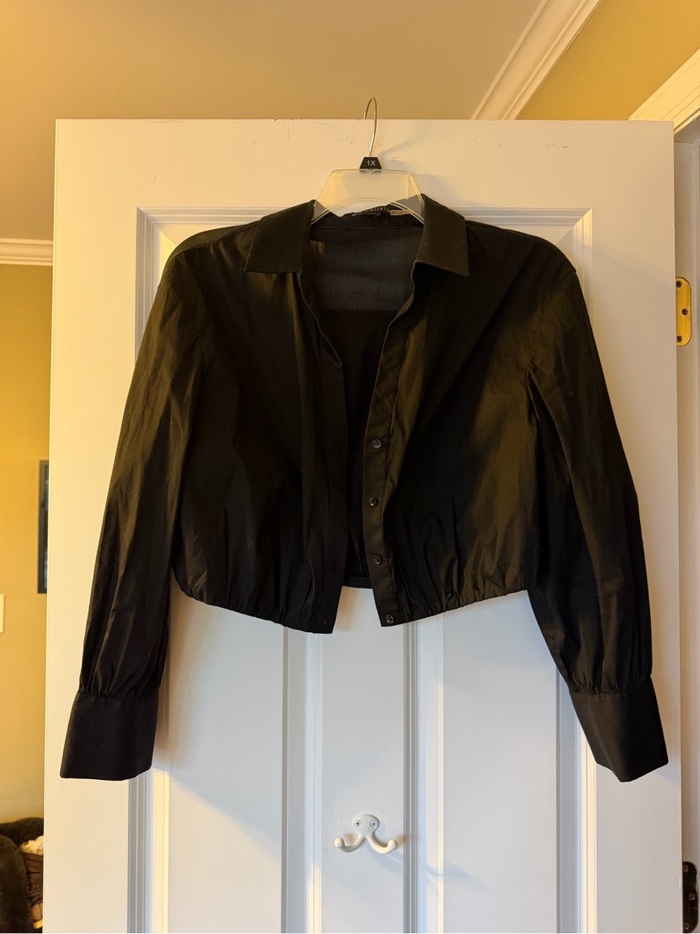 Alice + Olivia Black Cropped Button-Front top